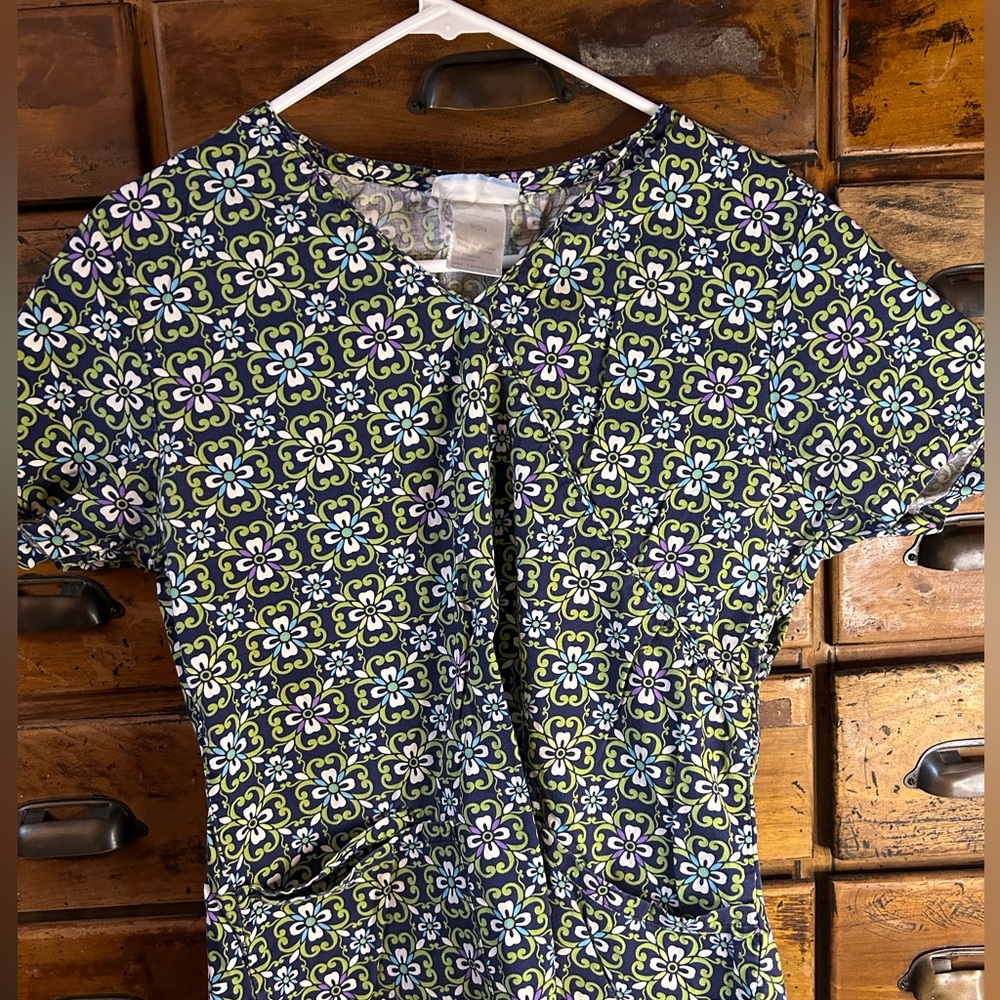 Pretty colorful print size small good condition brand sb scrubs.